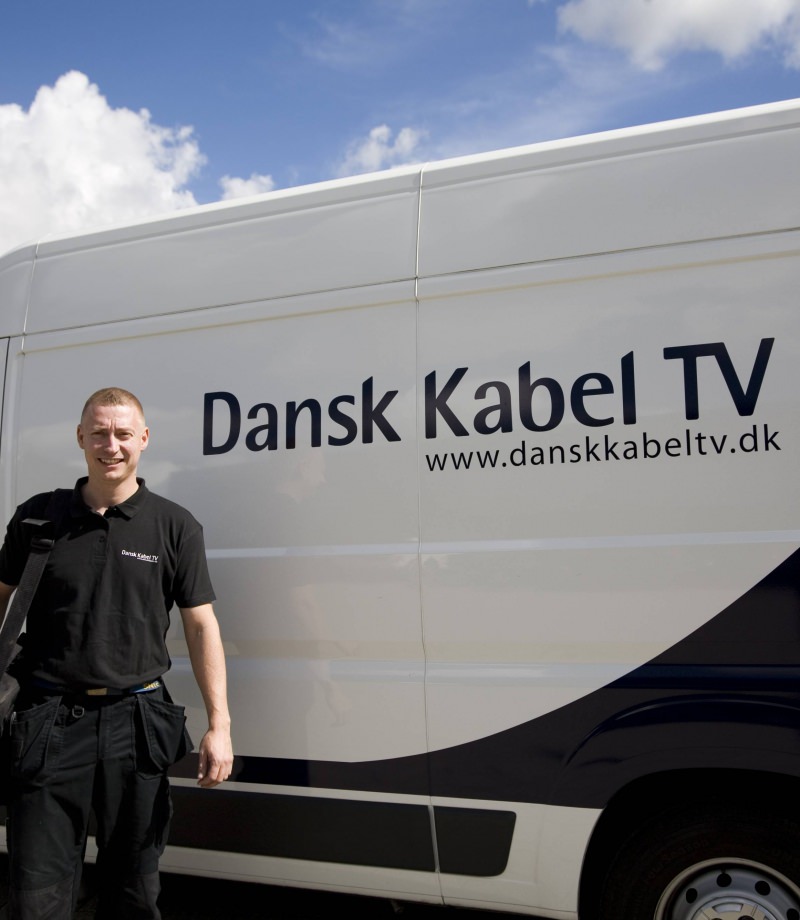 Mand foran bil fra Dansk Kabel TV der jar fået et hurtigt og robust netværk.